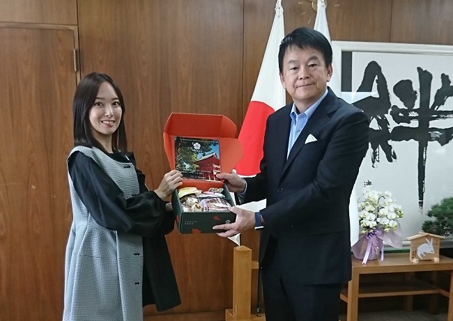ICHIGOの代表近本あゆみがさいたま市長を表敬訪問。さいたま市のお菓子を詰めた「さいたまBOX」は10/16から販売開始！