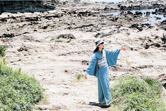 ＜KIMONO by NADESHIKO＞割烹着を連想させるワンピースや、リバーシブル生地のきものなど新作発表