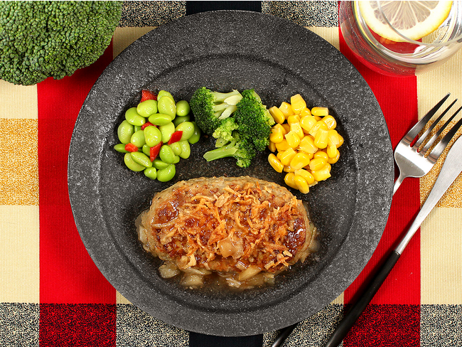ふ～っくら、ジューシーな味わい「オニオングリルハンバーグ」がナッシュから新発売
