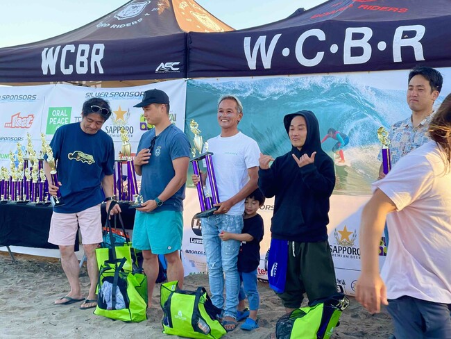 50代は初快挙 歴史ある米国サーフィン大会ビギナー部門で優勝