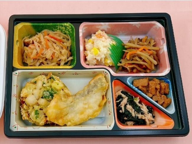 【宅配クック ワン・ツゥ・スリー】10月の“ご馳走の日”は全国の高齢者に「青森県産真鱈の天ぷらと青森県産ホタテと野菜のかき揚げ弁当」をお届け