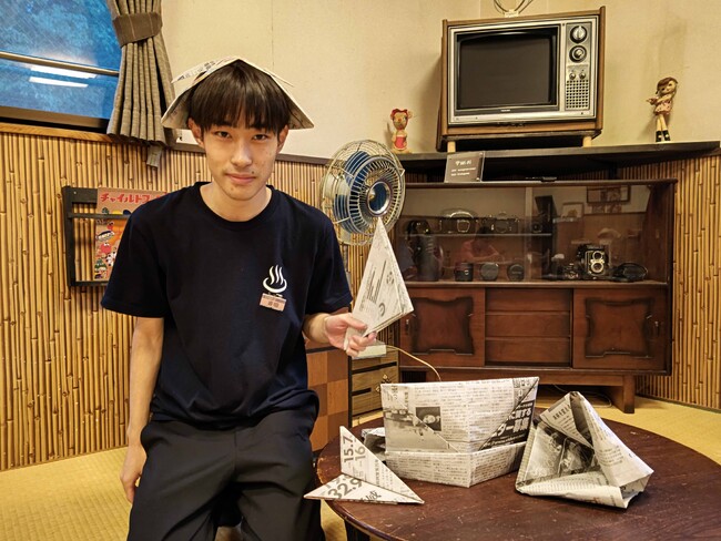 昭和レトロな温泉銭湯玉川温泉で、新聞週間に合わせインターン生考案「新聞紙で作る昔あそび」イベントを開催