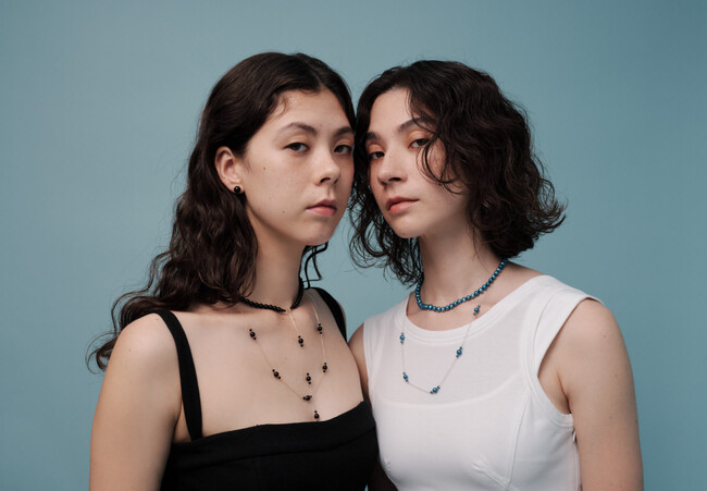 【Lilas/リラ】エモン姉妹が纏う、INDIGO PEARL & ONYX NEW COLLECTION
