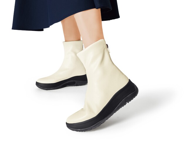 雨の日のお出かけも軽やかに！すっきりしたシルエットと5.5cmヒールで脚長効果が叶う「撥水ストレッチブーツ」が新発売