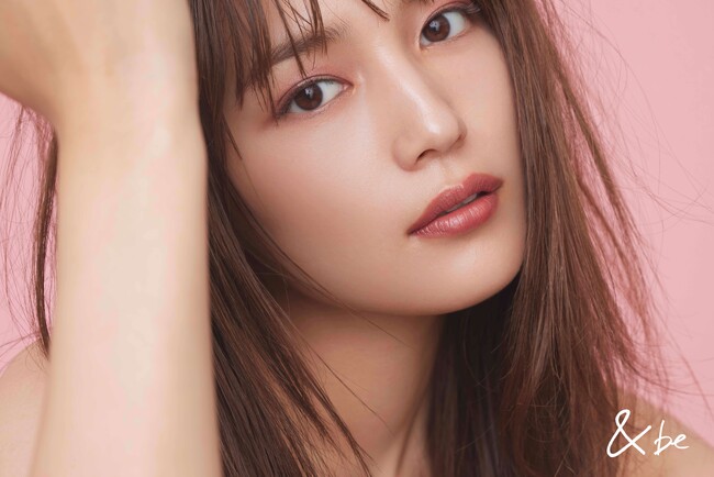 &beとブランドミューズ・川口春奈の初コラボが実現！“毎日使える洗練ブラウン”がテーマのコラボアイテムが11/22（水）発売！