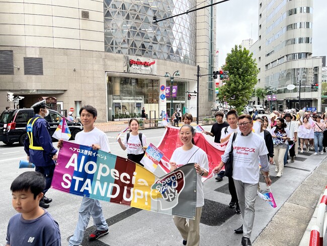 ヘアロス啓発を目的に総勢約800名が渋谷の街をパレード！　ヘアロス啓発イベント2023「Alopecia STAND UP!」に参加
