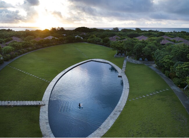 【星のや竹富島】冬でも満喫できる屋外プールで過ごす癒しのひととき「朝焼けホットプールフローティング」開催｜期間：2023年12月1日～2024年2月29日