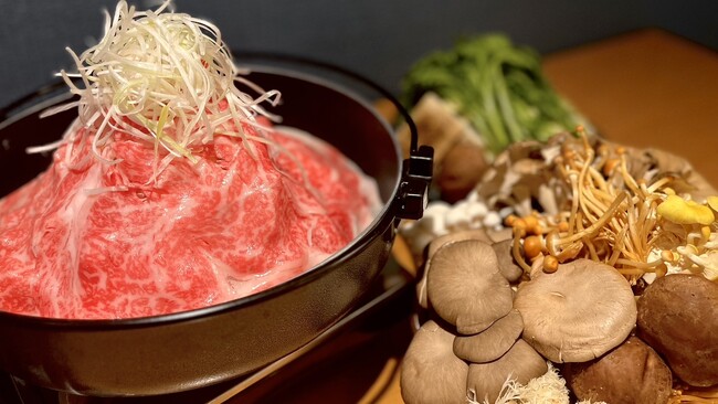 【11月限定】「黒毛和牛のすき焼き」霜降肉&赤身肉の2種食べ放題！？更に10種類のキノコで秋の味覚を贅沢に！「11月のケナシバ食べ放題コース」4,980円！田町/三田『肉酒場ケナシバ』で開催！