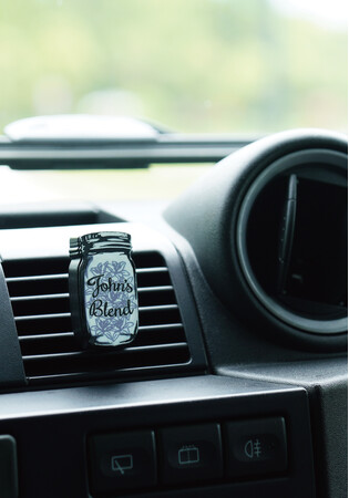 「車内」という特別な空間に香りの彩りを。ジョンズブレンドからダイレクトに香る・広がる車用芳香剤が新登場！