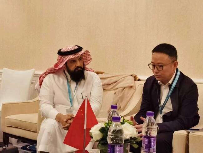 緑の未来を語る：ジンコソーラー会長がサウジアラビアの電力担当エネルギー副大臣と会談