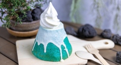 富士山麓にご当地グルメが新登場、新メニュー「青い富士山バウムonソフト」！チョコミント味のバウムクーヘンにソフトクリームをトッピングした映えグルメを提供開始♪