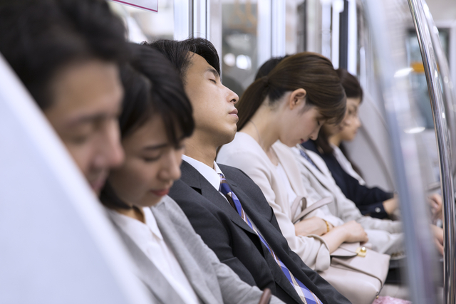 【疲労に関する意識調査】昨年と比べ出社が増えた人の86.8％「疲労が増えた」と回答。40代女性の74.2%「自分の時間が減った」、平日に疲労ケアできる時間の理想「60分」、現実「30分」