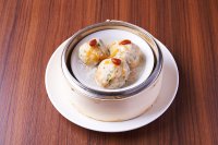 香港点心専門店「添好運（Tim Ho Wan／ティム・ホー・ワン）」期間限定スペシャルメニュー「豆腐と魚のすり身団子乗せ」