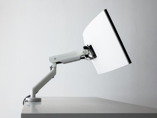 PREDUCTSよりハーマンミラーのモニターアーム『Flo X Monitor Arm』を発売。各色1台ずつのプレゼントキャンペーンも実施。