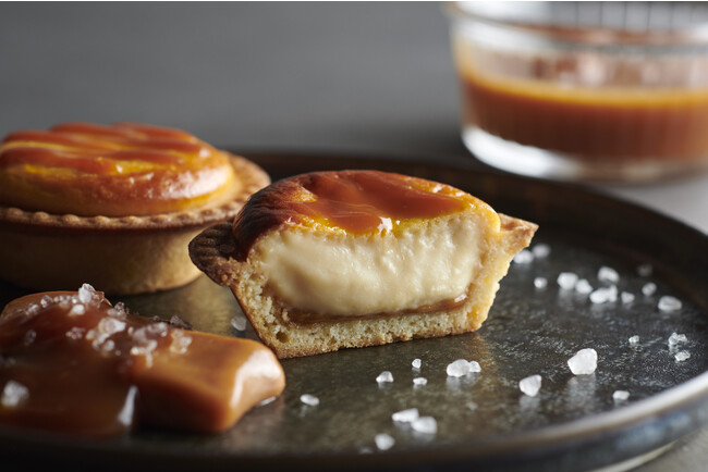 焼きたてチーズタルト専門店「BAKE CHEESE TART」から冬シーズンに大人気の“塩キャラメル”のチーズタルトが登場！とろ～り食感と3つの味覚が楽しめる「焼きたてチーズタルト 塩キャラメル」