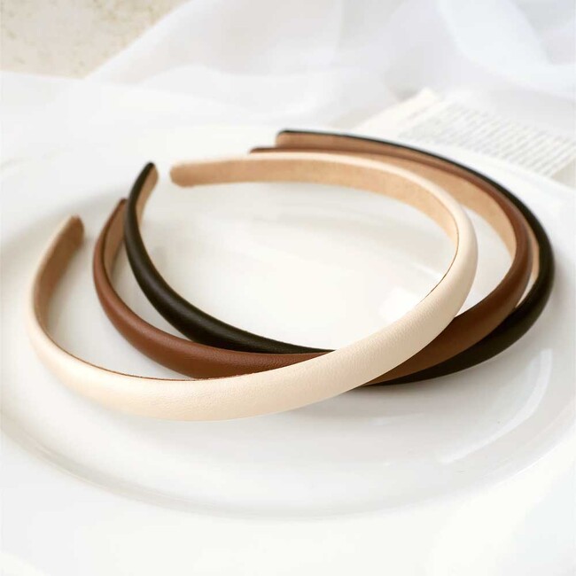 新定番素材の【フェイクレザーアクセサリー】が10/19(木)入荷しました。ハイクオリティなアクセサリーやファッション雑貨をプチプライスで販売しております。