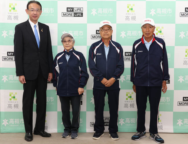高槻市民3人がフランス発祥の球技「ペタンク」の全国大会出場を市長に報告