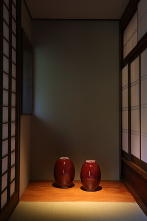 陶芸家・新里明士ー新作「辰砂壺」発表