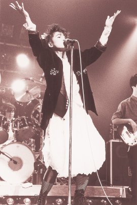 デビュー当時のパワフルなライブステージ デビュー当時のパワフルなライブステージ