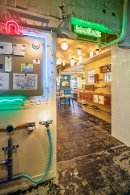 ビル3階の店舗。ネオンサインが目印です。 ビル3階の店舗。ネオンサインが目印です。