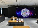大迫力の220インチLEDモニターで 全身に感じる、イノベーションの未来 大迫力の220インチLEDモニターで 全身に感じる、イノベーションの未来