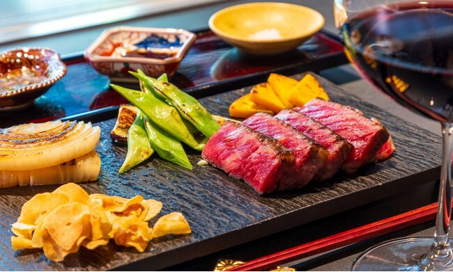 夕食時の鉄板焼きコース、利用客の4割がインバウンド客。10周年迎える箱根の旅館で「神戸牛コース」11/3より提供開始
