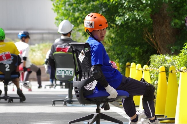 愛知の老舗鋳物メーカー、ファイテン社とのコラボチェアで海外SNSで話題の2時間耐久事務いすレース「いす-1GP」に参戦。破損や故障することなく完走