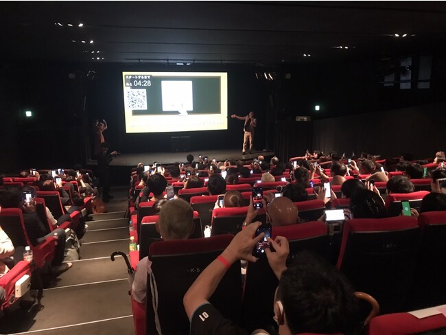 【日本初！映画とスマホアプリ『LINE』の完全連動を実現】映画『お金が足りない。-シネマdeスタディ-』を観ながら、お金に詳しくなれる!!【スクリーンにスマホをかざそう】