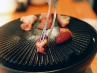 鶏料理専門店 食鶏 しまや 恵比寿、数量限定の「熟成とり焼肉盛合せ」を11月より提供開始！約5日間の熟成を施した熊野地鶏を使用