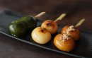 <まるふじだんご3本>参考例 (左から)抹茶、みたらし、黒みつきなこ <まるふじだんご3本>参考例 (左から)抹茶、みたらし、黒みつきなこ