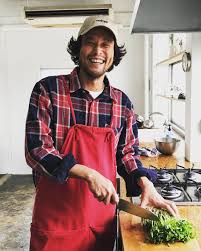Surf&Norfの発起人 OCEANSの表紙モデル兼サーファー兼料理人マーシーこと三浦理志が食の会社を立ち上げます。