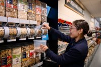 使い捨てプラスチックを使わない食品物流パイロット事業 The UK Refill Coalition (英リフィル連合)が英Aldiで開始　寺岡精工はバルク計量システムで参画 (2023.10.23)