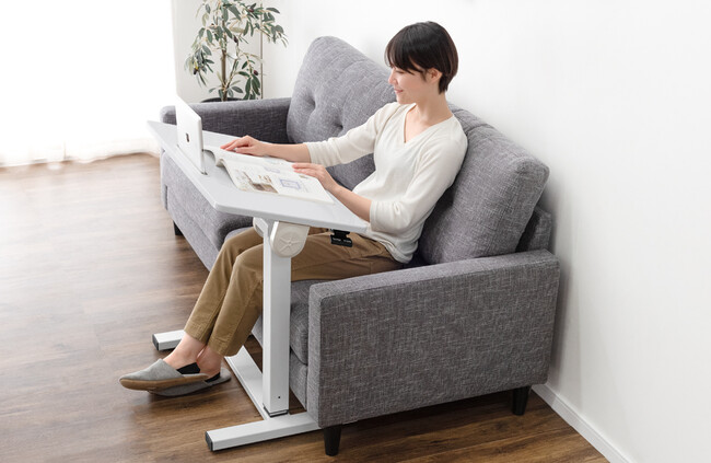 寝室やリビング、オフィスなど様々なシーンで大活躍…！ワンタッチで高さ＆角度調整ができる昇降式サイドテーブル