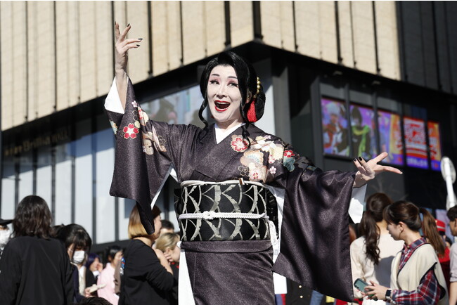 「池袋ハロウィンコスプレフェス2023」アニメ・ゲームなど多様なコスプレイヤーが池袋の街を彩り、イベント来場者は過去最大の14万1千人を記録