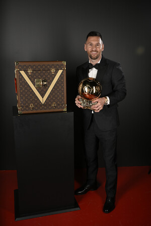 【ルイ・ヴィトン】2023年の「バロンドール」を受賞したリオネル・メッシが、授賞式でルイ・ヴィトンを着用