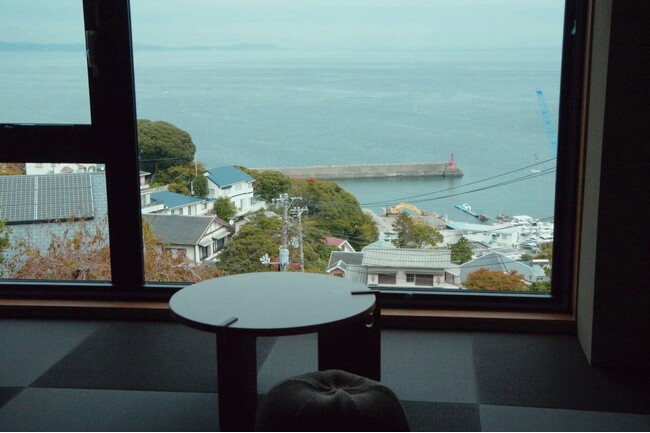 【HOTEL FARO manazuru】2023年11月6日（月）より予約受付開始。空と海のグラデーションをただ静かに、ぼんやりと眺める。すこやかな自分を見失わないための灯台のような居場所。