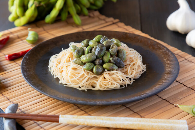 【数量限定】規格外品の兵庫県・丹波篠山産「丹波黒枝豆」を使った「黒枝豆のビーフン　ペペロンチーノ風」（冷凍）を11／6に販売開始