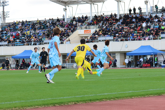 レイラック滋賀FCが今シーズン初の３連勝で3位浮上。J3昇格権利獲得となる2位との勝ち点差を1に縮める。「Stay Hungry, Stay Football Crazy!」で残り3試合全勝を目指す