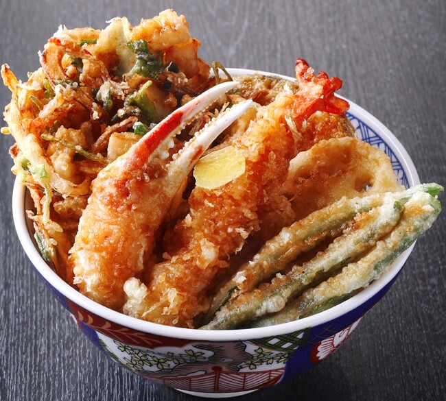 どんぶり専門店『どんまつ』冬の豪華ラインナップ登場！！　「かに・ほたてのかき揚げとずわいがに・海老の天丼」＆「ジューシーチキン丼」