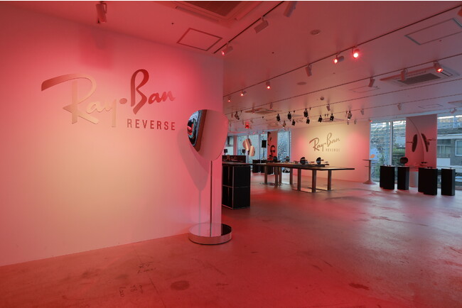 レイバン、史上前例のない“完全に反転”したレンズを採用した「リバース（Reverse）」コレクションのお披露目イベントを開催
