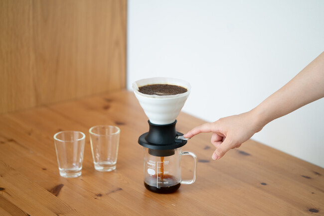 日本の伝統のモノづくりを活かした、コーヒーのハイブリッドメソッドも再現する「浸漬式（しんししき）セラミックドリッパー スイッチ」新登場