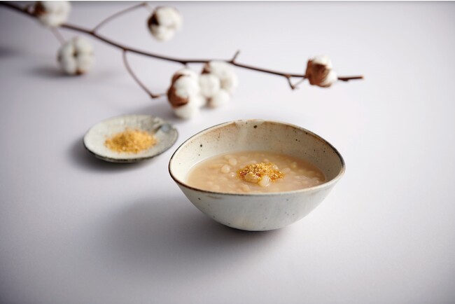 【新商品】赤いはずのぜんざいが白い！？小豆全体の約0.2%しか栽培されていない希少原料、北海道産白小豆を使用した「白いぜんざい ゆず粉添え」を11/1（水）新発売。