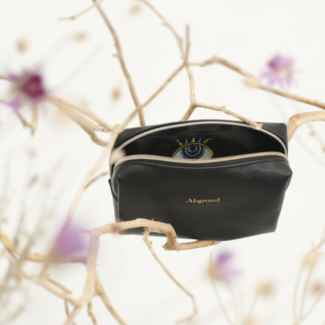 ポーチがあなたを覗き返してくる……哲学者ニーチェの「深淵」を模したポーチがQuizKnock発の通販サイト「QurioStore」に新登場