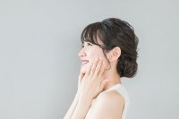 実は人に見られているのは「正面から見た顔」よりも自分ではケアしにくい「横顔」！
ヒアルロン酸注入治療で目指せる“ 魅力的な横顔への印象改善 ”