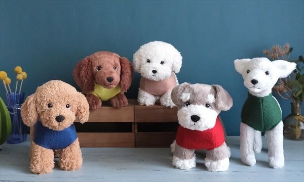 ポップなカラーのセーターを着た、おしゃれなわんちゃんのぬいぐるみシリーズ「amico cane（アミコケーン）」が登場！