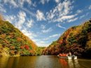 渓谷を船が行く！それが亀山湖の紅葉狩りクルーズです！