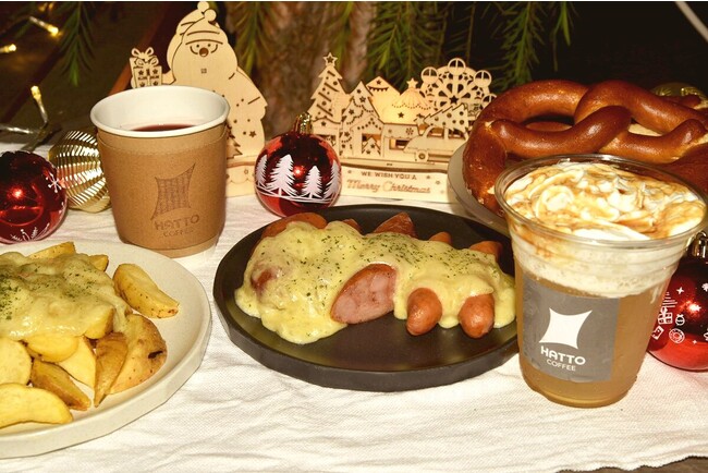 【クリスマス2023】チーズがたっぷりかかったソーセージプレートやスパイス香るホットワイン、キャラメルビールなど冬メニュー7種が原宿のカフェ『HATTO COFFEE』に新登場