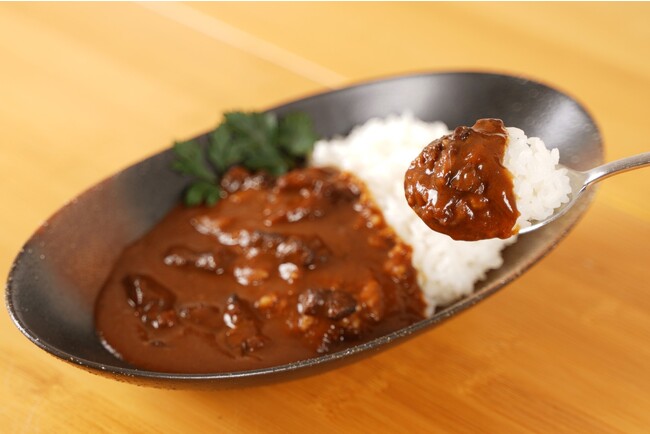2023年10月新発売！日本一の鹿児島黒牛を使った＜贅沢な黒毛和牛カレー＞登場！希少な国産「有機黒にんにく」エキス入り