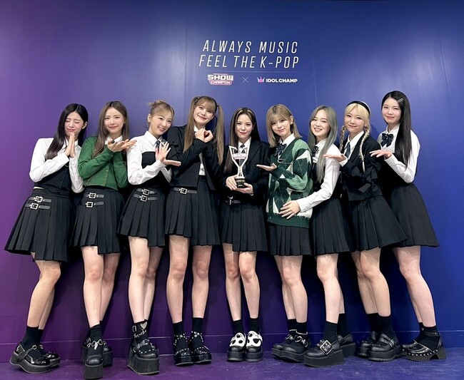 K-POPアイドル応援アプリ『IDOL CHAMP』のファン投票が反映される音楽番組『SHOW CHAMPION』11月8日(水)放送回でNiziUが番組初出演で1位を獲得！