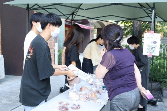 経営学部の学生６名が売れ残りパンを再販売し食品ロス削減に取り組む 文京区のパン屋とともに「夜のパン屋さん」文京学院大学版を開店！